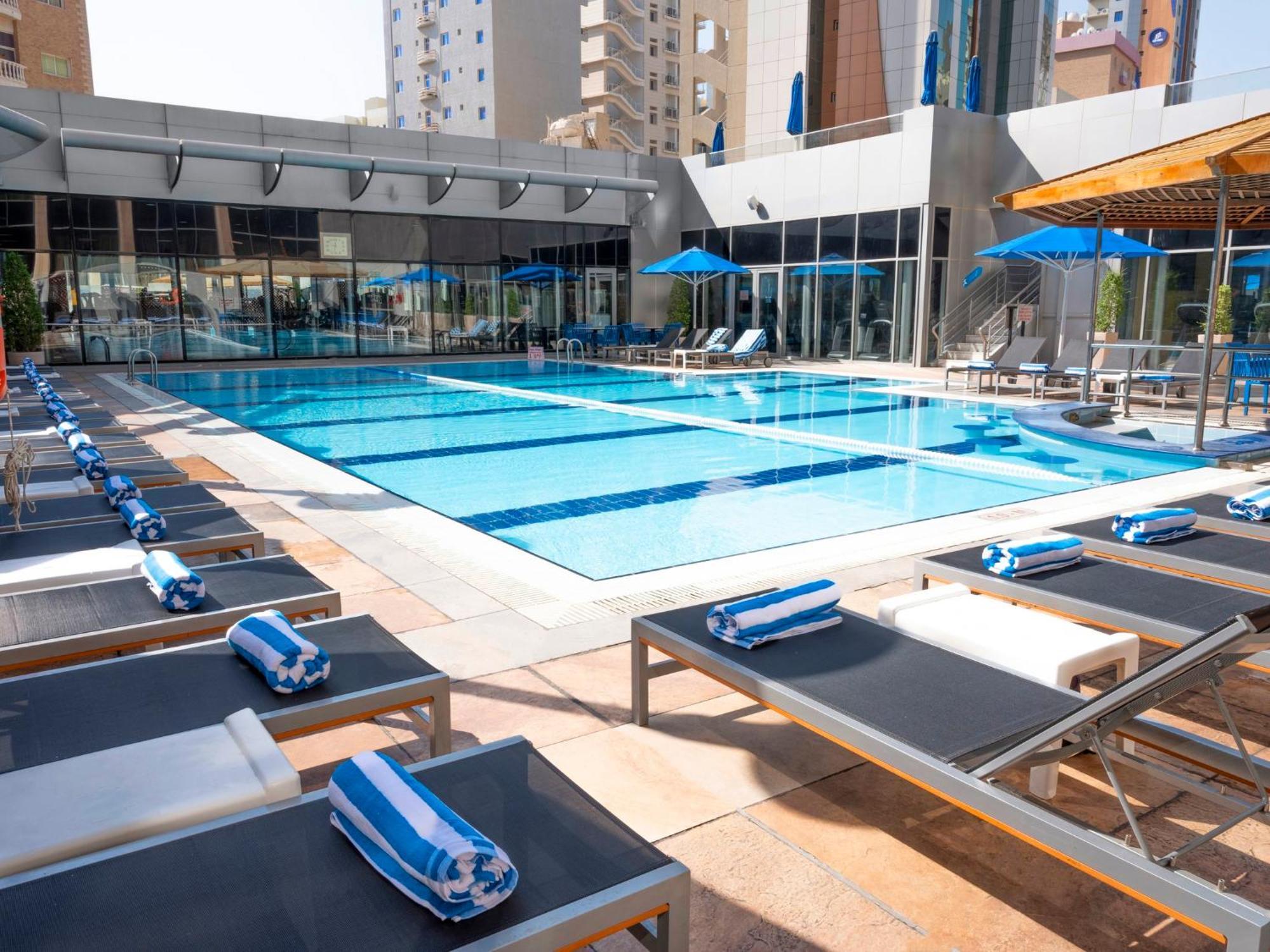 Holiday Inn - Suites Kuwait Salmiya By Ihg Kuwait City Exterior foto