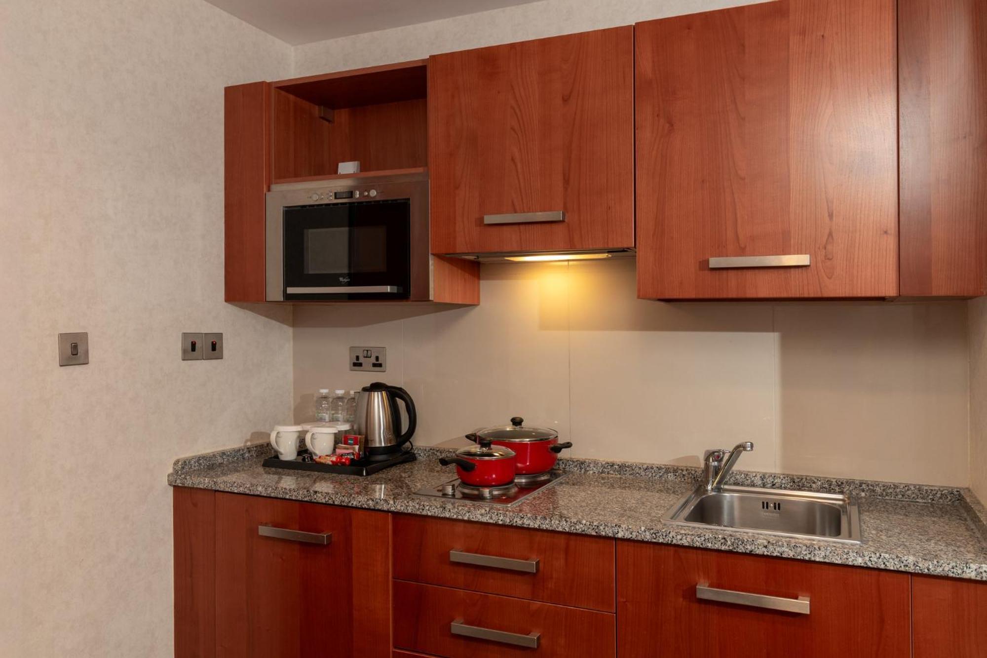 Holiday Inn - Suites Kuwait Salmiya By Ihg Kuwait City Exterior foto